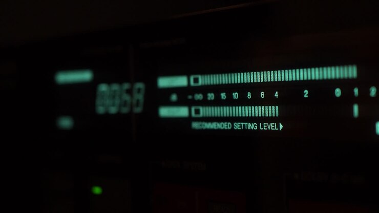 Misuratore di livello audio, primo piano macro su piastra a cassette retrò