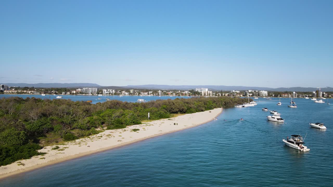 도시 경관에 가까운 보트의 안전한 통행을 제공하는 모래섬의 드론 뷰 공개