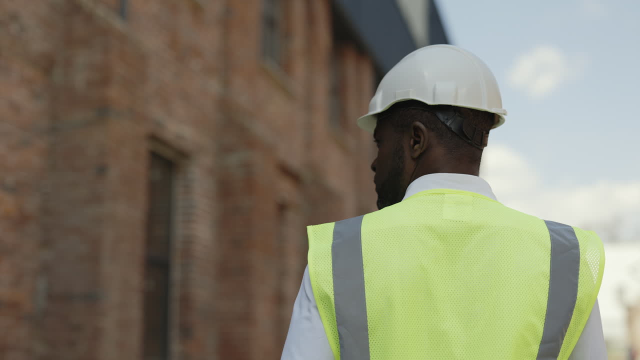 trabajador de la construcción en un sitio de construcción