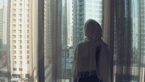 도시 풍경 을 바라보는 여자
