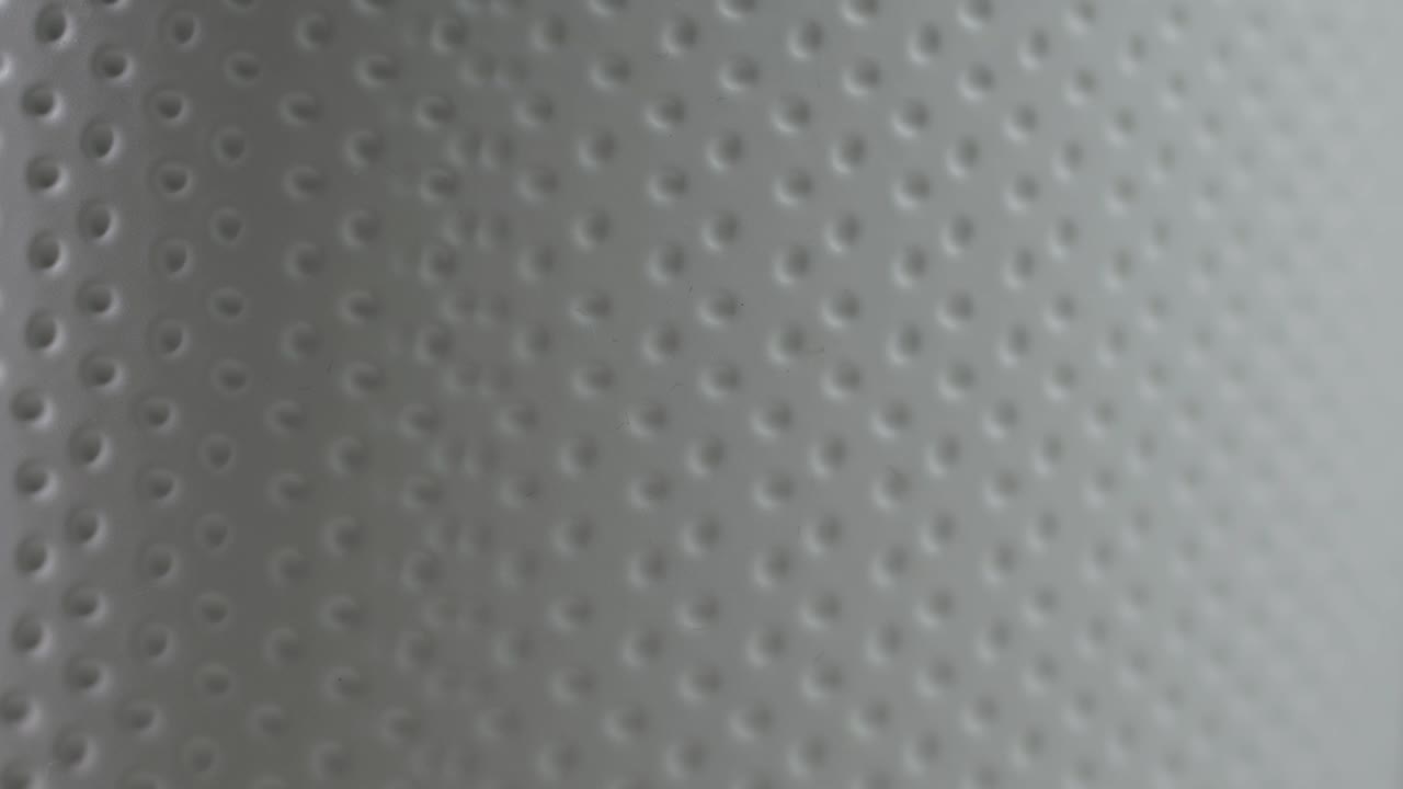 el fondo brillante abstracto con hendiduras circulares se mueve lentamente.