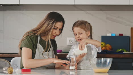 Mutter-Und-Tochter-Kochen-Gemeinsam-Essen