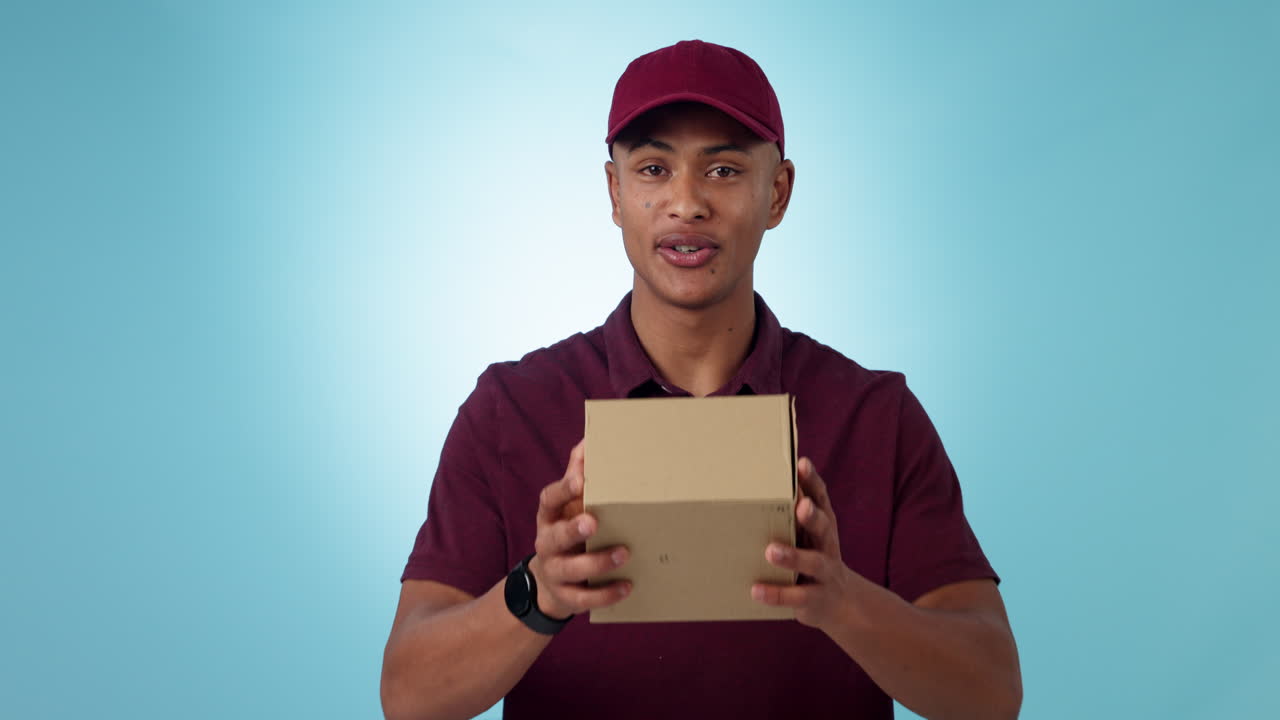 entrega, estudio y feliz hombre dando caja