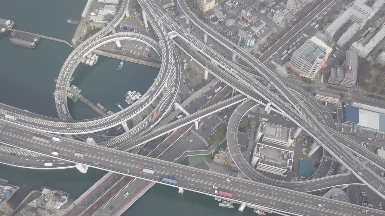 верхний вид на автомагистраль, скоростную дорогу и автомагістраль, воздушный вид на перекресток города осака, осаки, кансай, япония