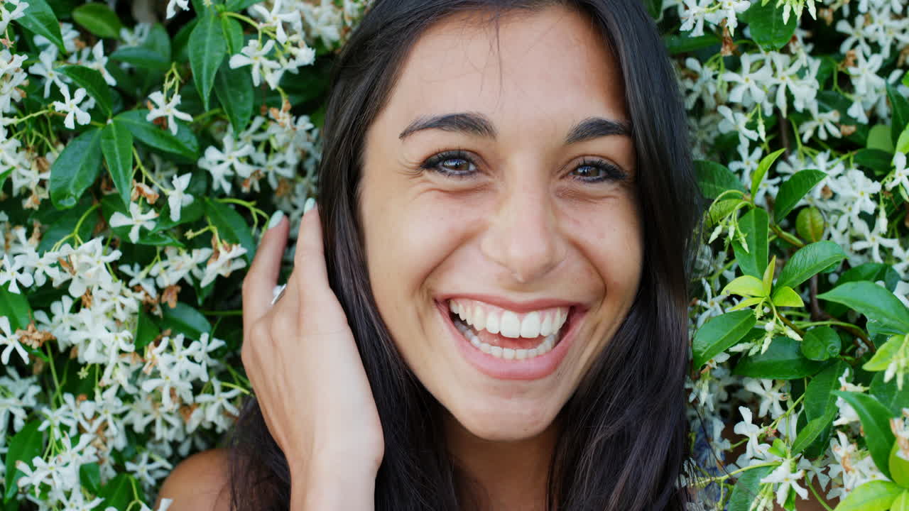 mujer feliz en un jardín de flores
