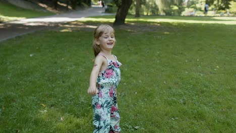 retrato de una niña sonriendo. niño divirtiéndose en el parque. infancia. saltando, luchando, bailando