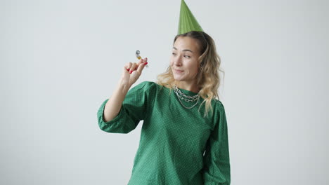 mujer celebrando una fiesta