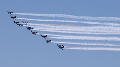 aviones militares realizan maniobras aéreas coordinadas