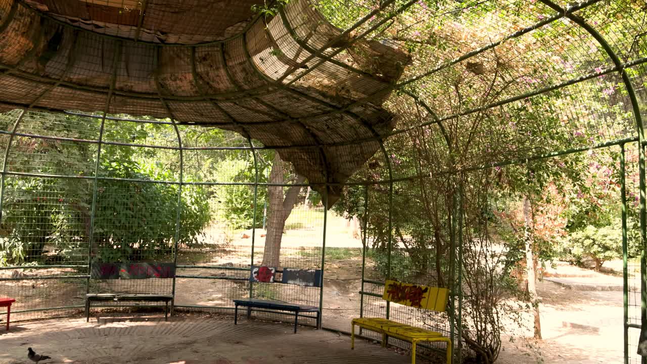 그늘진 가나피 구조 아래의 빈 벤치