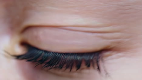 primer plano del ojo de una mujer.