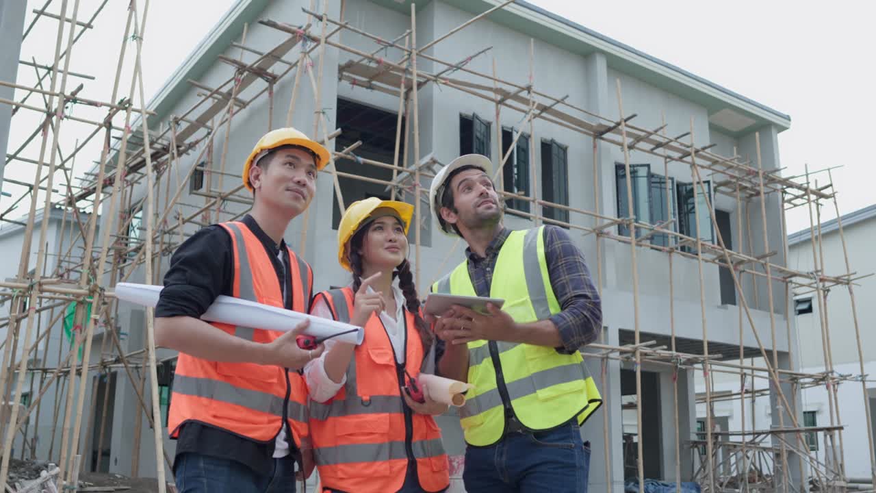 equipo diverso de ingenieros civiles gerente, arquitectos y capataz, trabajador. mientras utiliza la tableta inspeccionar discutir la reunión proyecto de construcción y señalando en el sitio de construcción.