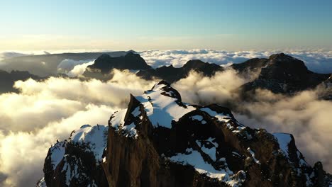 el sol golpea las nubes en la cima de la montaña pico ruivo en madeira
