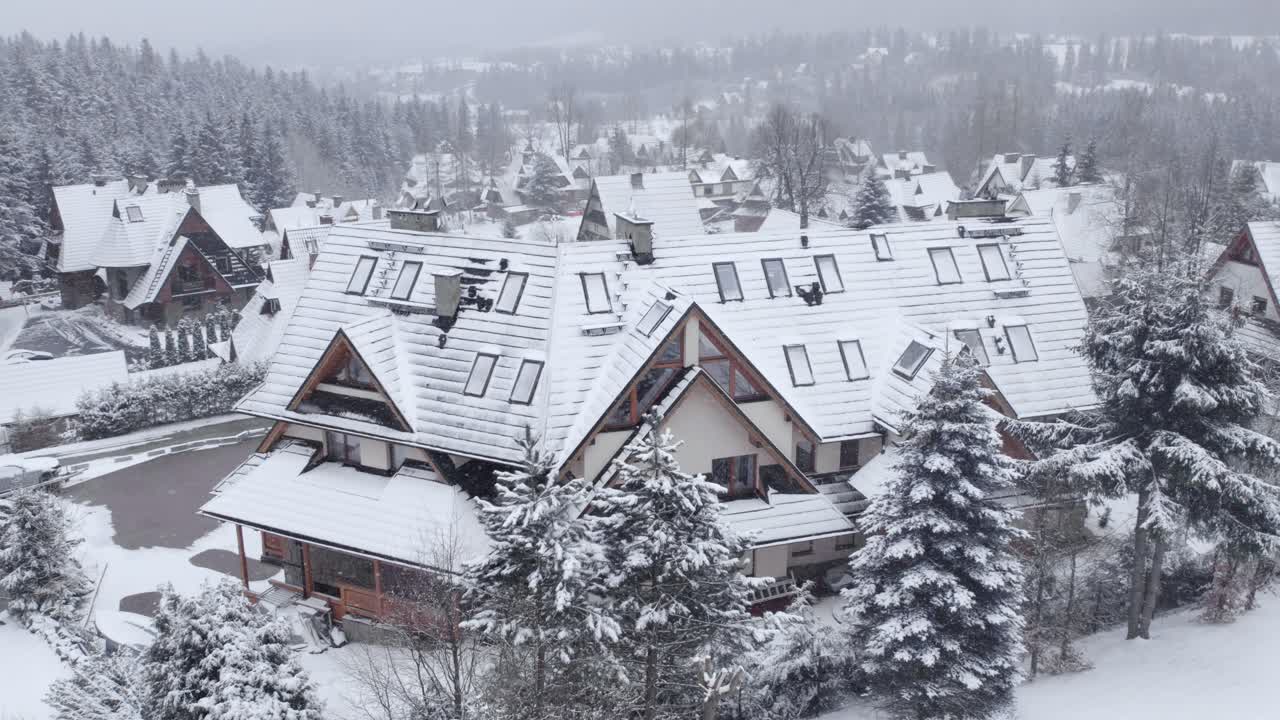 눈 인 산 마을의 공중 사진