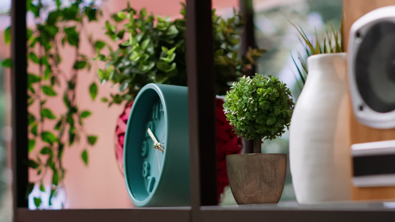 빈 오두막 공간에 있는 현대적인 선반에 있는 우아한 장식과 물건들