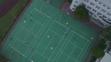 Una-Foto-De-Un-Dron-De-90°-De-Niños-Practicando-Béisbol-En-Un-Campo-Escolar-En-Taipei-Al-Atardecer