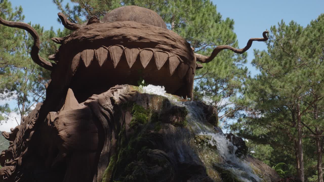 베트남 달랏의 점토 터널에 위치한 점토 조각의 클로즈업 샷