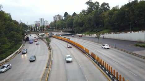 Vehículos-Circulando-En-Avenidas-Principales