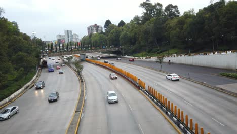 vehículos circulando en avenidas principales