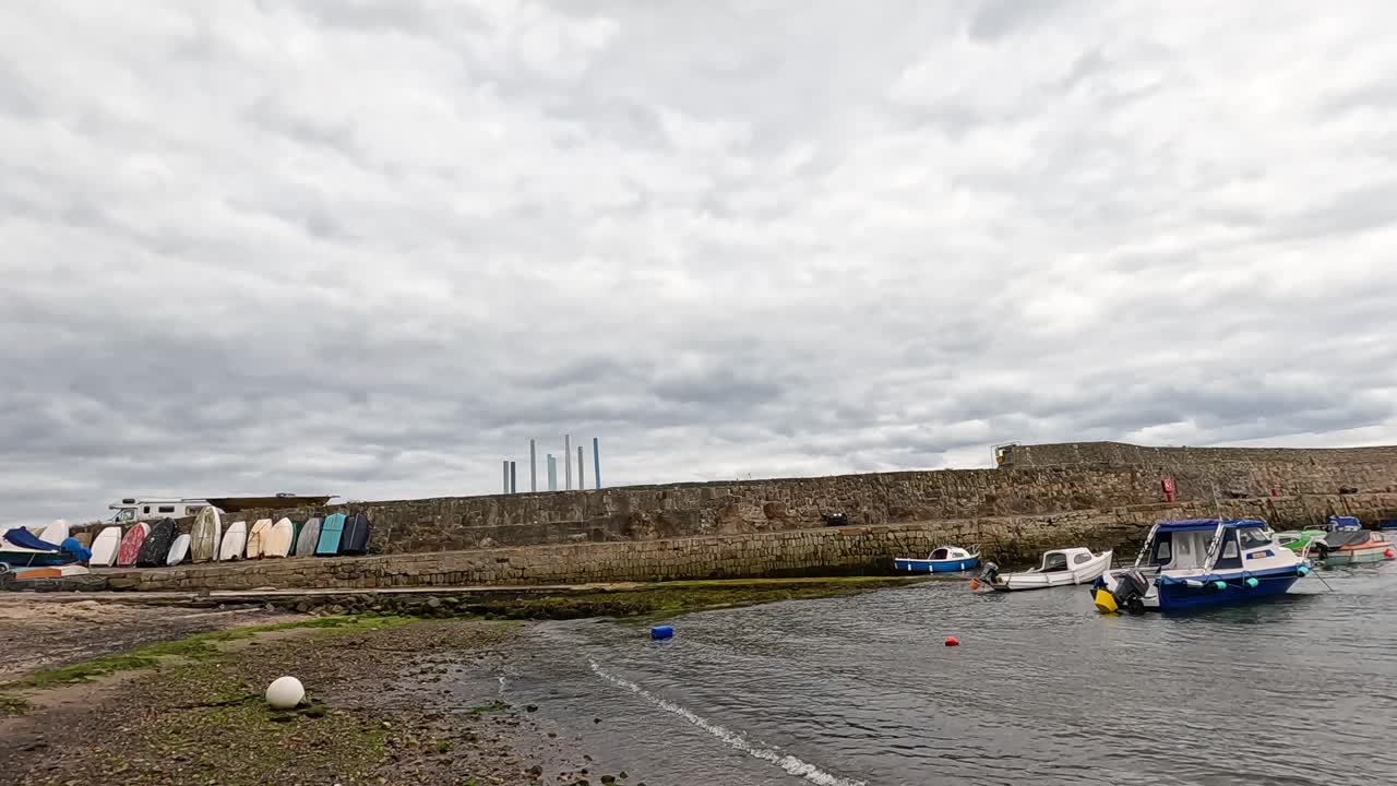 лодки, прибывающие в док в файфе