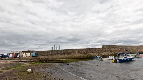 barcos que llegan a un muelle en fife