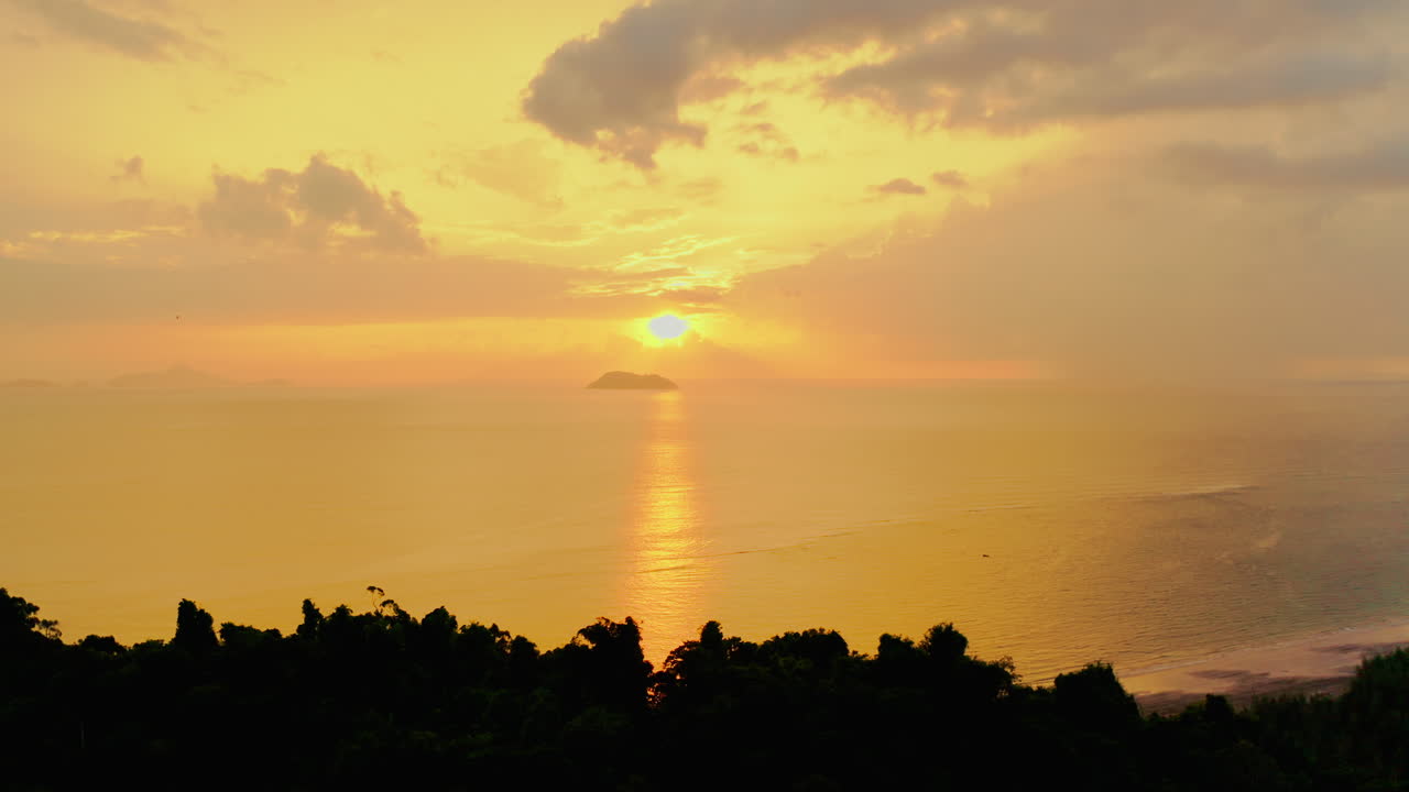 바다 위에서 황금빛 해가 지는 것