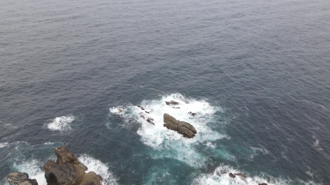 un avión no tripulado hace una panorámica aérea sobre la escarpada zona costera australiana en albany.