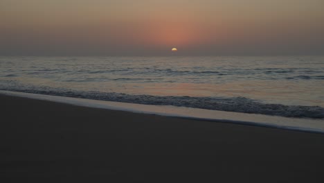 Las-Olas-En-Cámara-Lenta-Chocan-En-La-Orilla-Durante-Una-Hermosa-Puesta-De-Sol