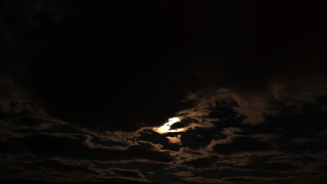 4k 달 밤 시간 지연: 구름이 지나가며 달을 가려내고 달을 드러니다.