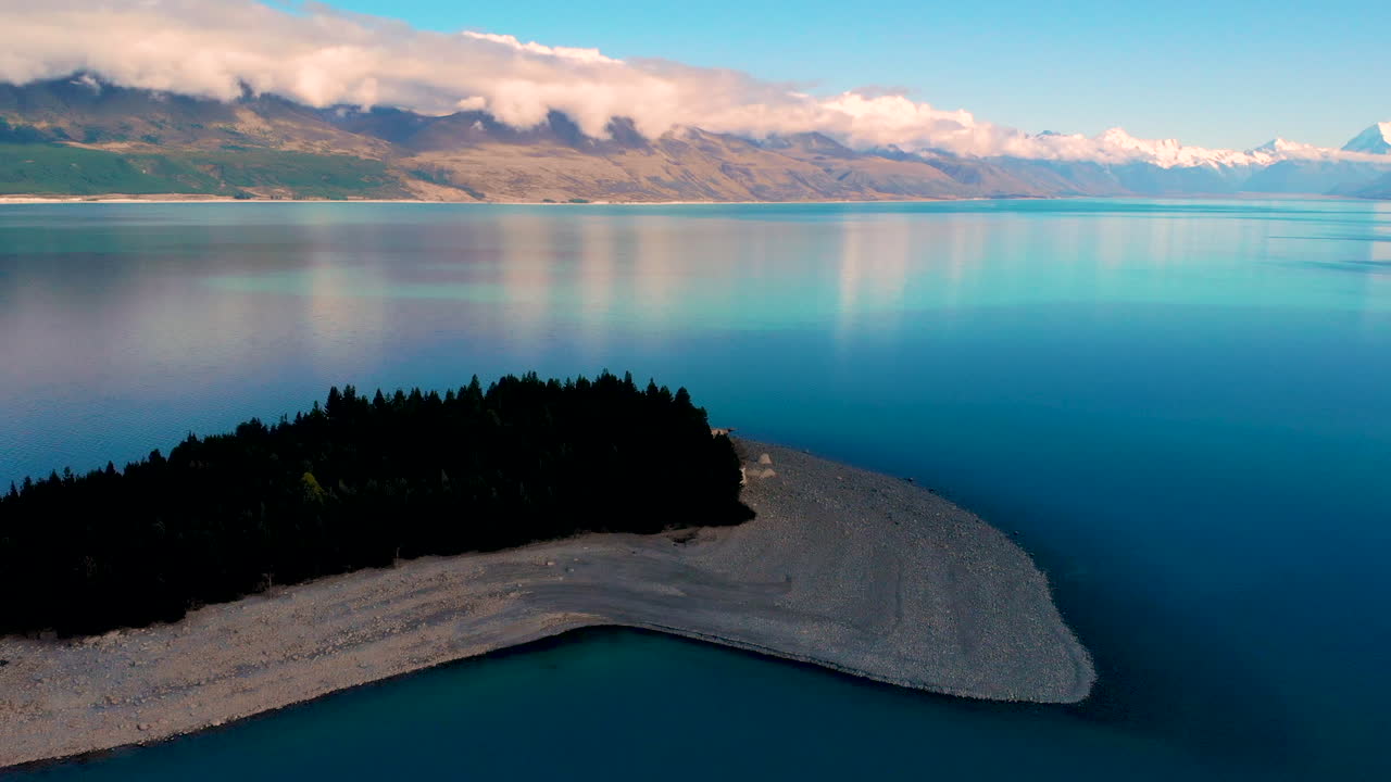 revelación aérea del lago pukaki y el parque nacional mt cook