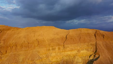 Israel,-Vorbei-Am-Roten-Berg-Zum-Toten-Meer,-Aufnahme-Bei-Sonnenuntergang,-Drohnenaufnahme