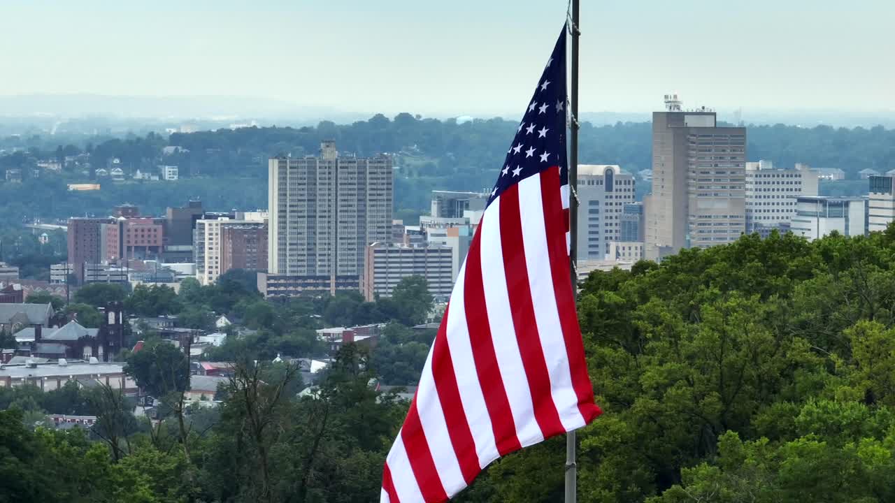 Bandiera americana vista dall'alto con skyline della città in lontananza