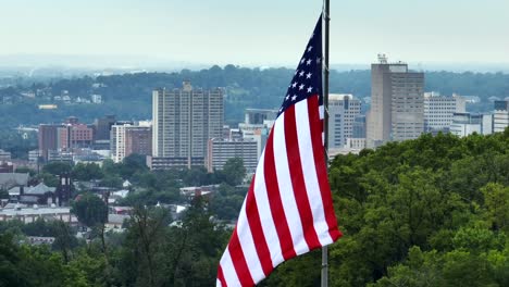 Antenne-Der-Amerikanischen-Flagge-Mit-Stadtbild-In-Der-Ferne