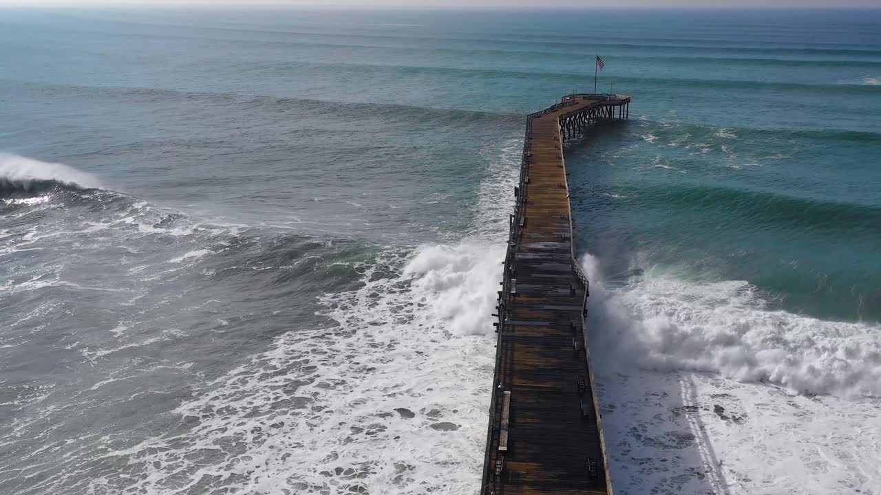 antena sobre enormes olas rodando sobre un muelle de california en ventura california durante una gran tormenta de invierno sugiere calentamiento global y aumento del nivel del mar o tsunami 8
