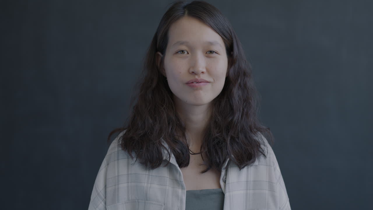 엄지손가락을 내려주는 여자