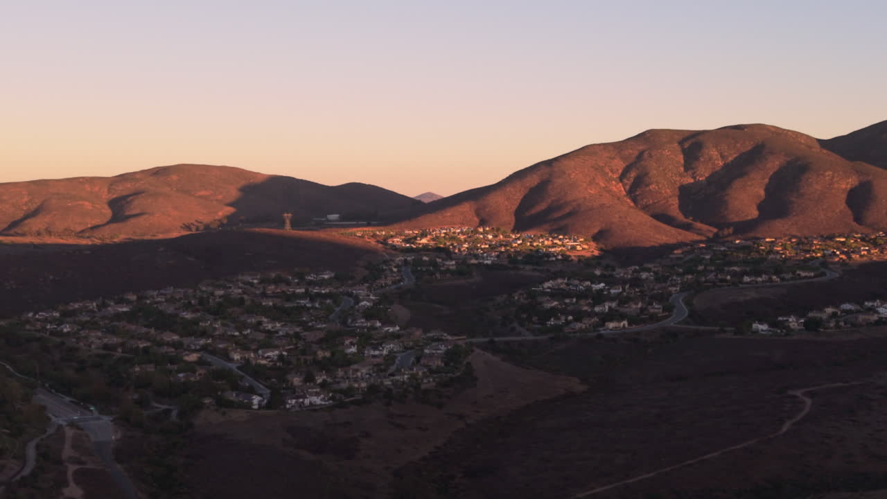 Immobili a Otay Mesa ed Eastlake di Chula Vista, California. Vista aerea con drone all'alba