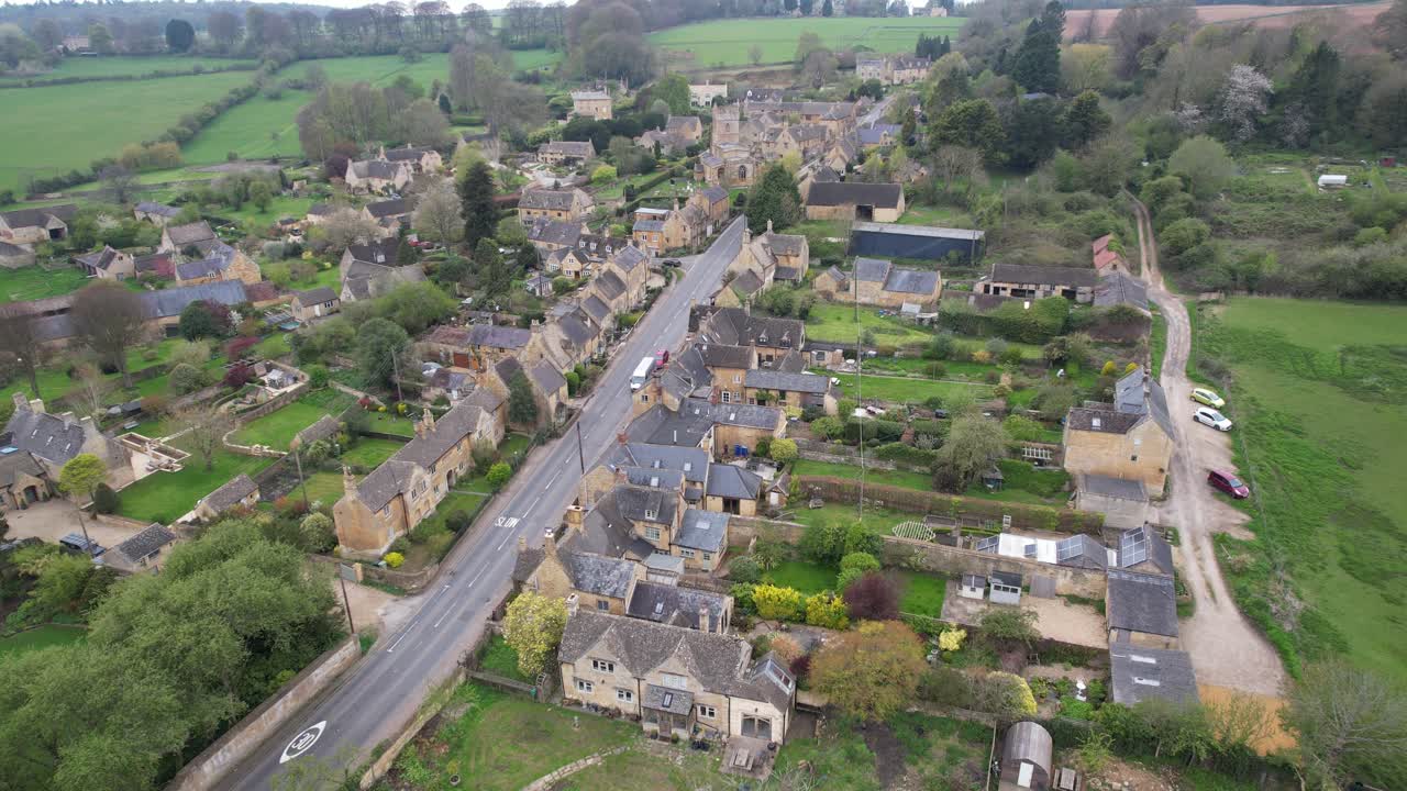 bourton en la colina cotswold village uk vista aérea de un avión no tripulado