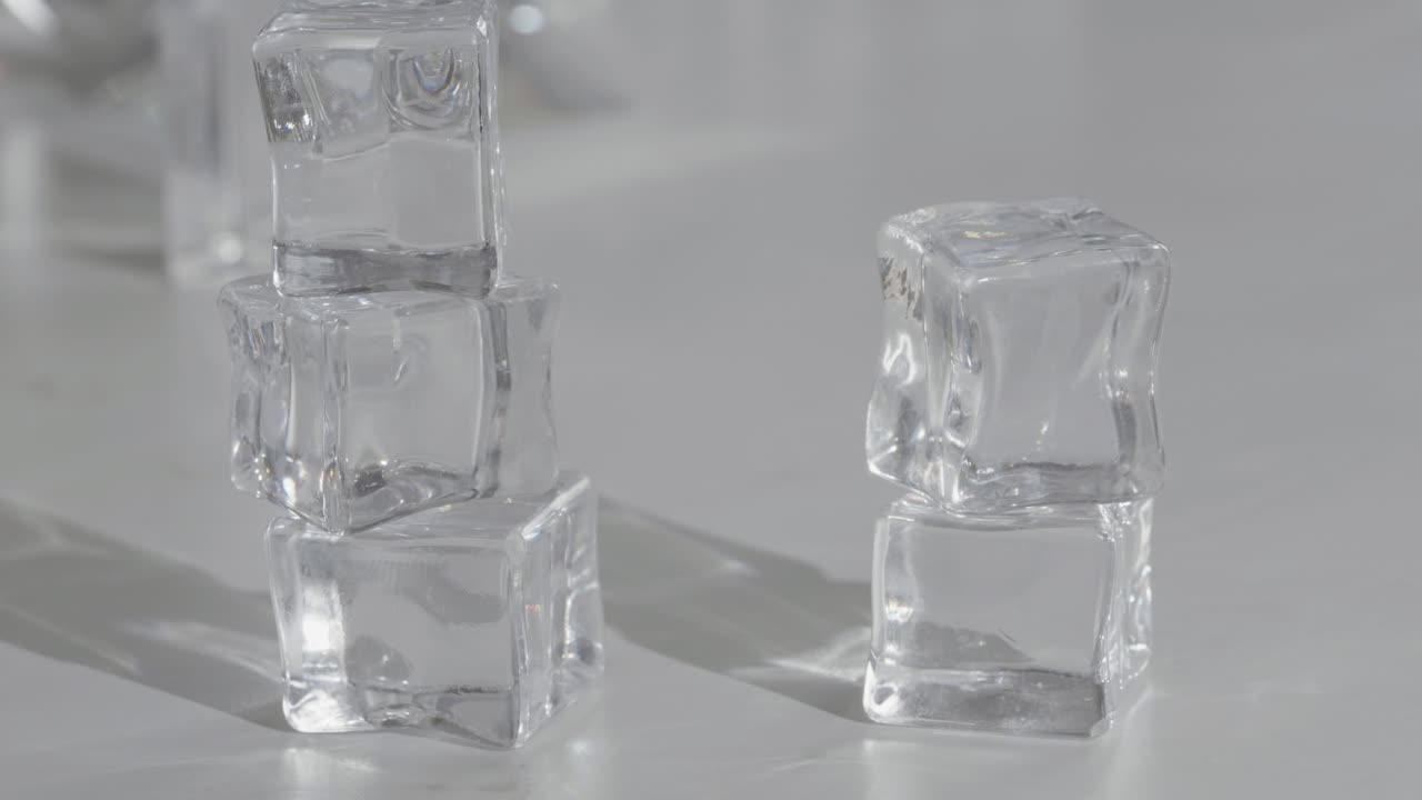 cubos de hielo torre sombra en movimiento