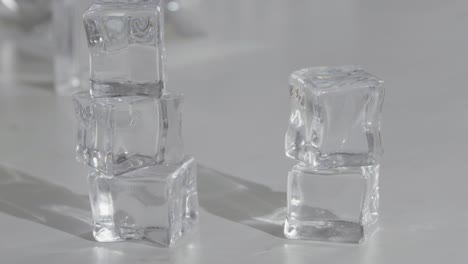 cubos de hielo torre sombra en movimiento