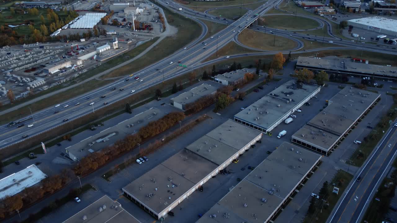 una imagen reveladora de la autopista deerfoot y la intersección de glenmore trail en calgary