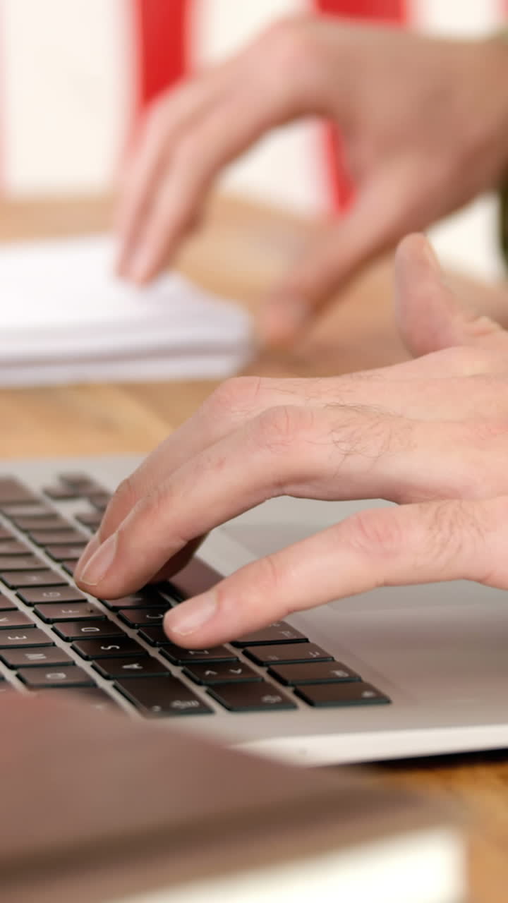 soldado usando una computadora portátil