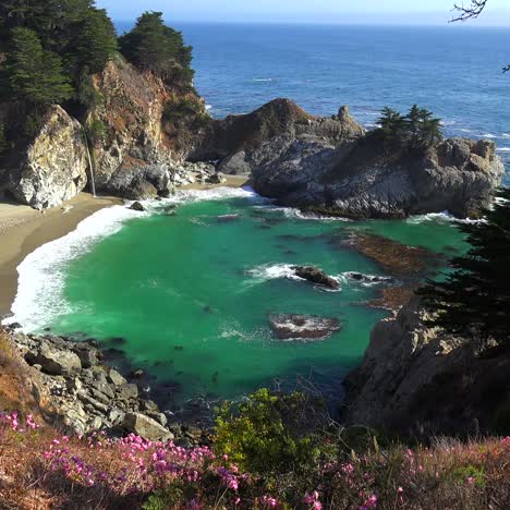 vista de ángulo alto de mcway falls en julia pfeiffer burns a lo largo de la autopista california one 3