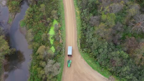 antena de tractor en camino de tierra