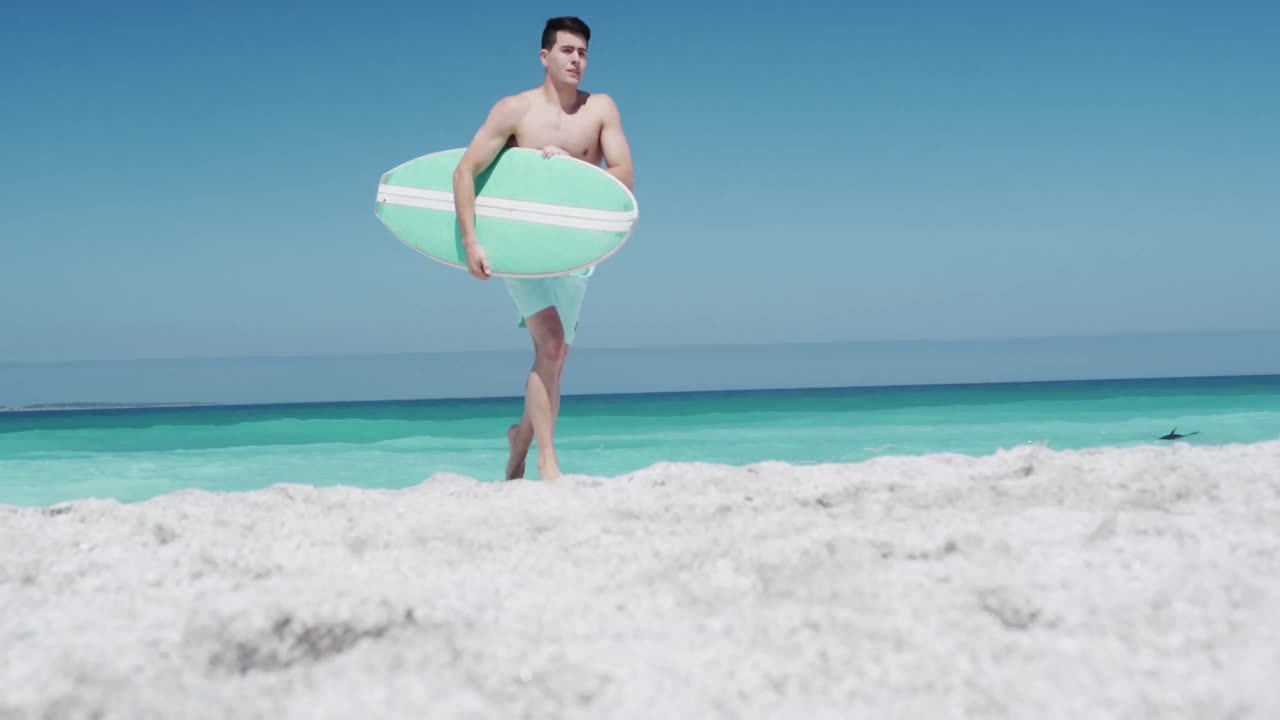 팔  ⁇ 에 서프보드 를 들고 있는 남자