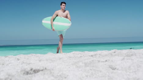 Hombre-Sosteniendo-Una-Tabla-De-Surf-Bajo-El-Brazo