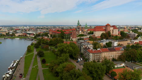 Vista-Aérea-Del-Castillo-Real-De-Wawel-En-Cracovia,-Polonia