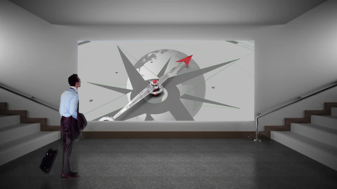 un hombre de negocios se detuvo a mirar una pantalla en la pared.