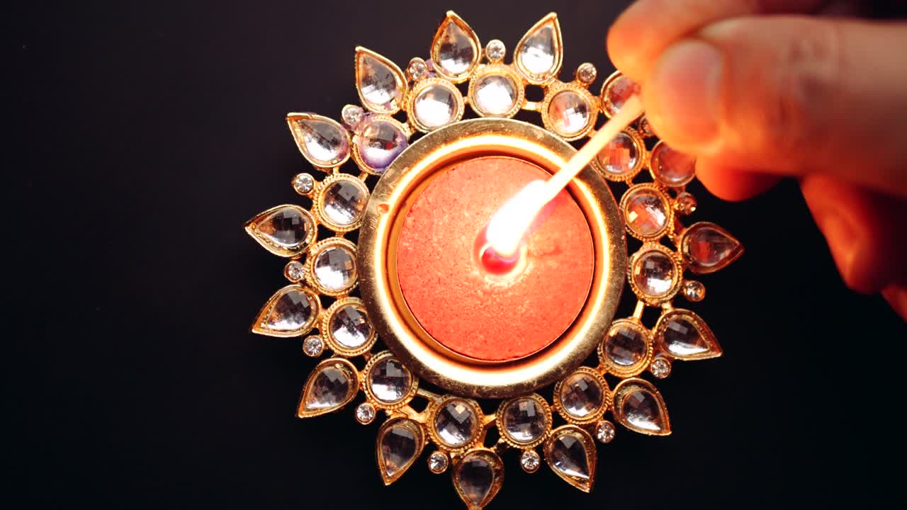 ディワリ・フェスティバル・パーティー・セレブレーション・イベントのダイア・ワックス・キャンドルのクローズアップ