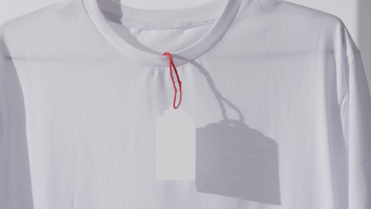 ⁇ 색 바탕에 태그와 복사 공간이 있는  ⁇ 색 티셔츠의 비디오