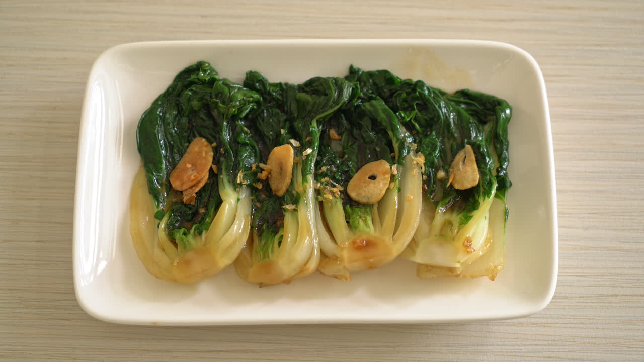 repollo chino bebé con salsa de ostras y ajo - estilo de comida asiática