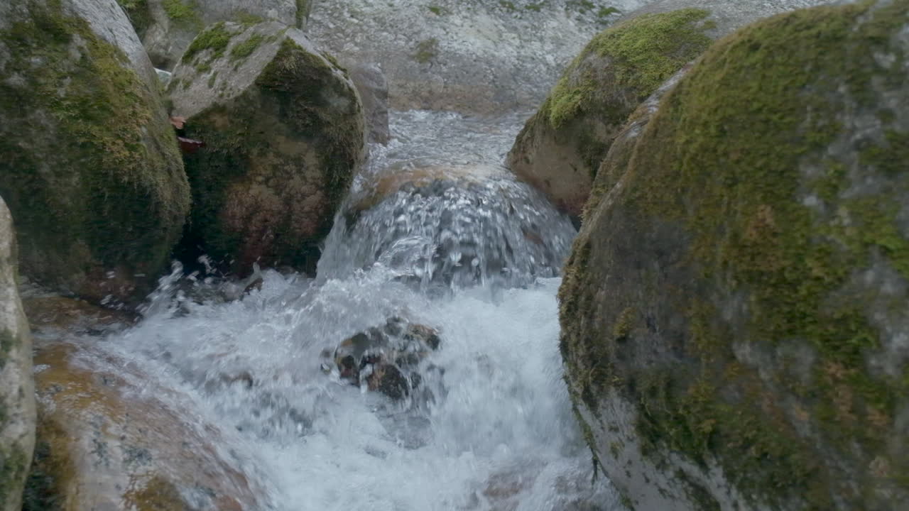 el flujo de agua del río se cierra a cámara lenta